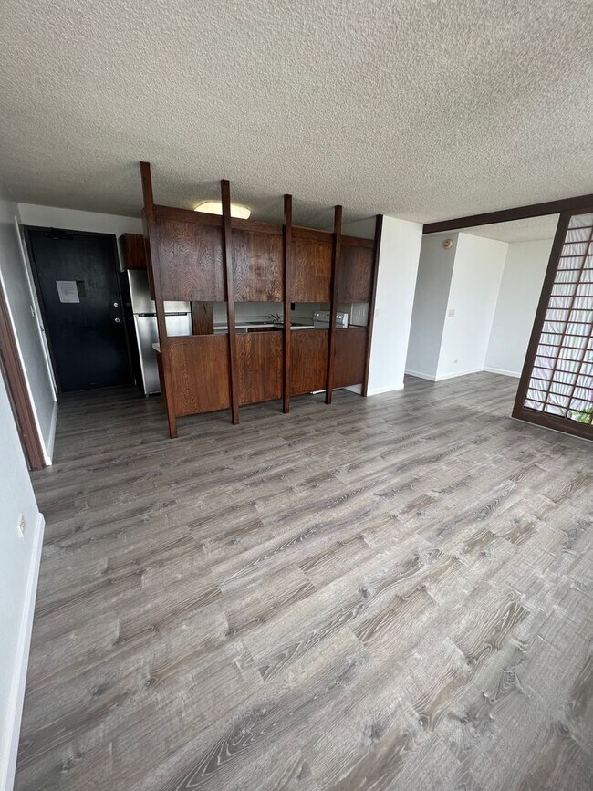 Building Photo - 1560 Kanunu St