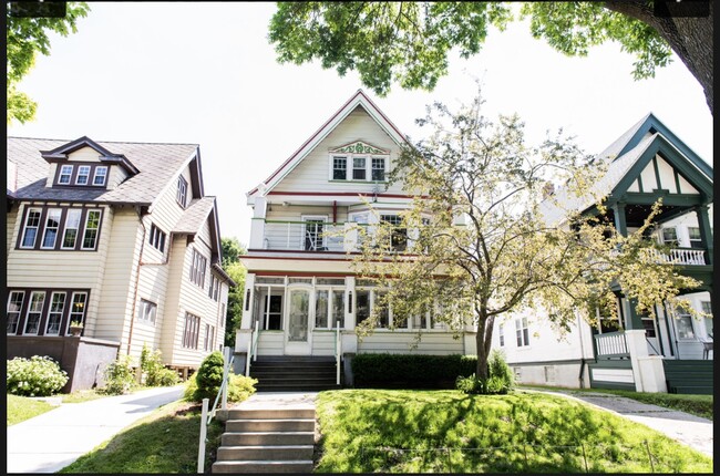 Primary Photo - 2952 N Frederick Ave