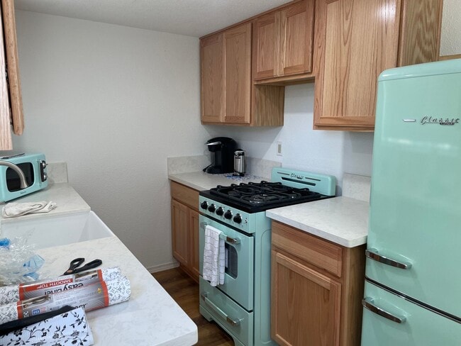 Building Photo - FULLY FURNISHED MONTH-MONTH RENTAL