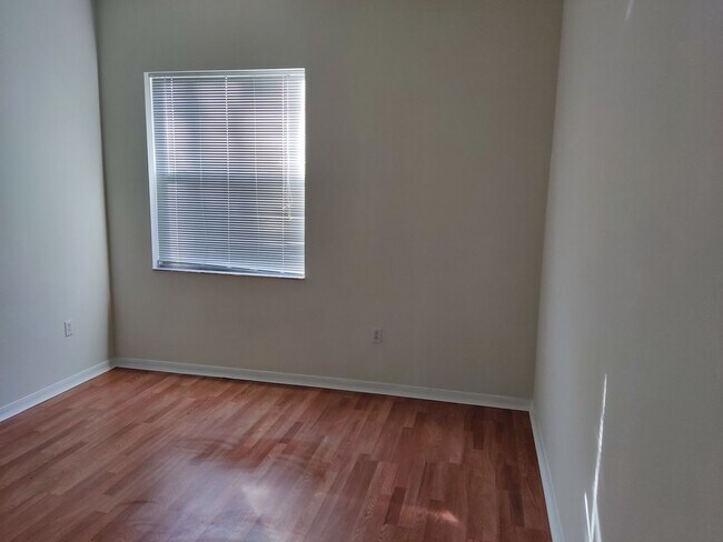 Building Photo - 4/2/2, Beautiful and Spacious!