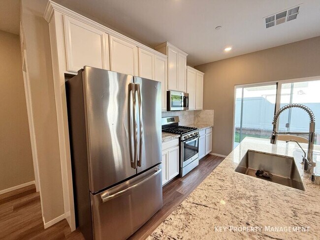 Building Photo - 525 Mossy Cup St