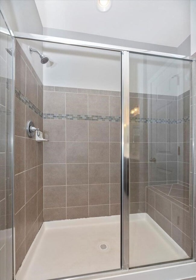 Building Photo - 3 level townhouse (newer construction) in Jefferson Place Community available early May!