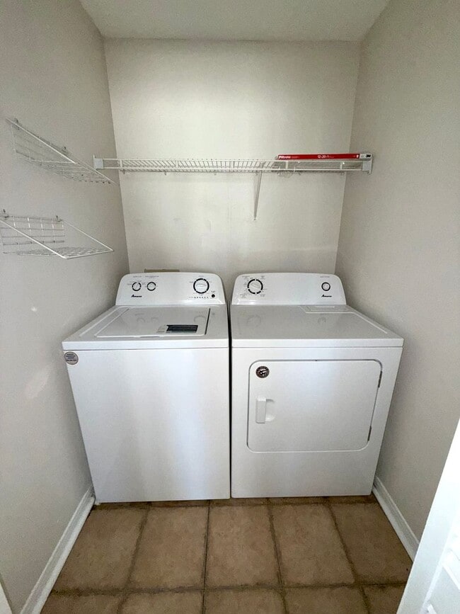 Building Photo - Renovated 4BR/2BA 3rd-Floor Condo – Minutes to UF, Shands & VA | University Commons