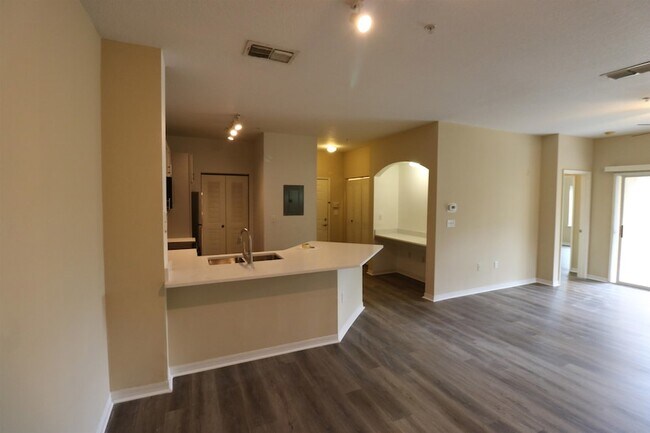 Building Photo - 560 Florida Club Blvd