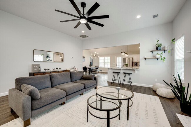 Building Photo - 858 Goodale Dr