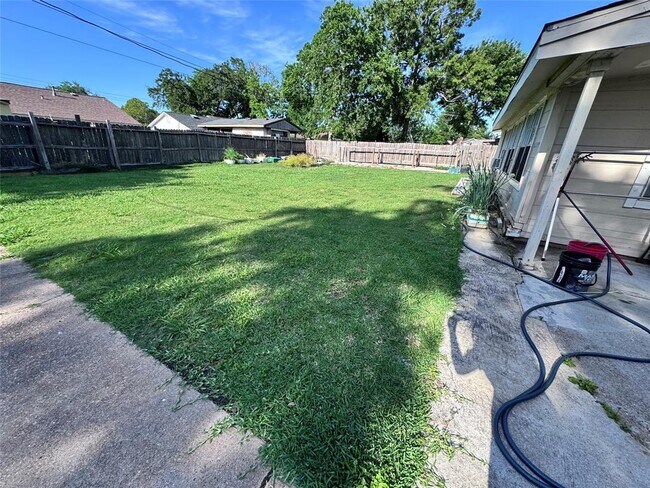 Building Photo - 12022 Moonmist Dr