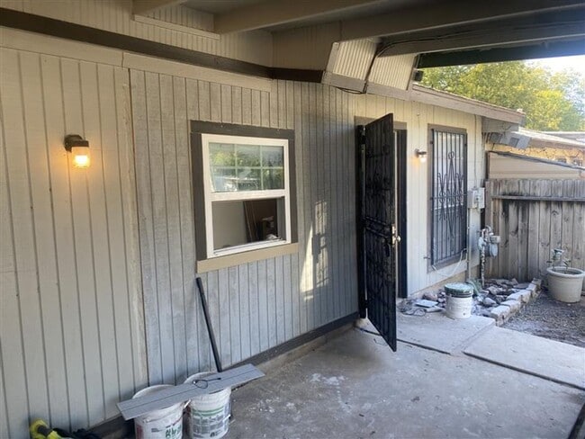 Building Photo - 2/1 Townhouse with covered parking