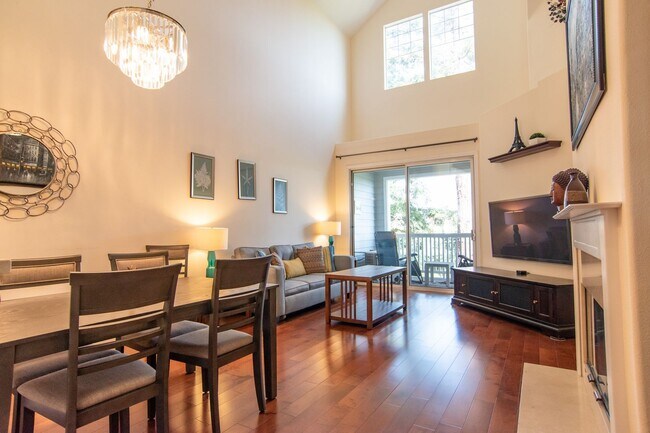 Building Photo - Light & Bright Top Floor Condo Near Apple ...
