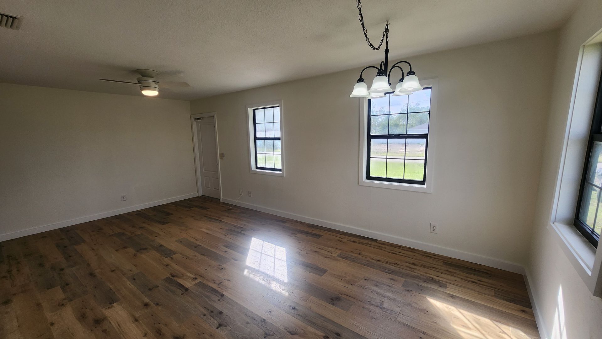 Building Photo - Cozy 3BR 1BA House Near Buckingham Area RECENTLY REDUCED!