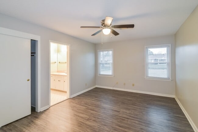 Building Photo - 2043 Kingsbury Dr