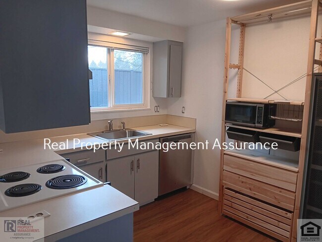 Building Photo - Charming 3BR/1.5BA Duplex Unit Now Availab...