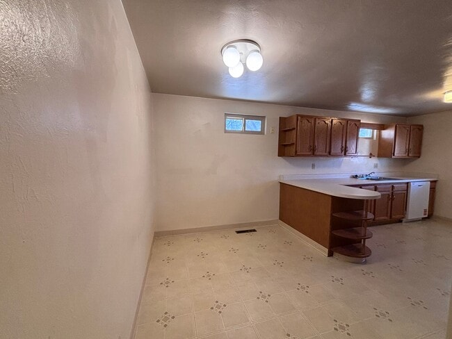 Building Photo - 4 bed, 2 Bath near Old Colorado City - MileStone Real Estate Services