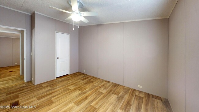 Building Photo - 709 Lark Dr
