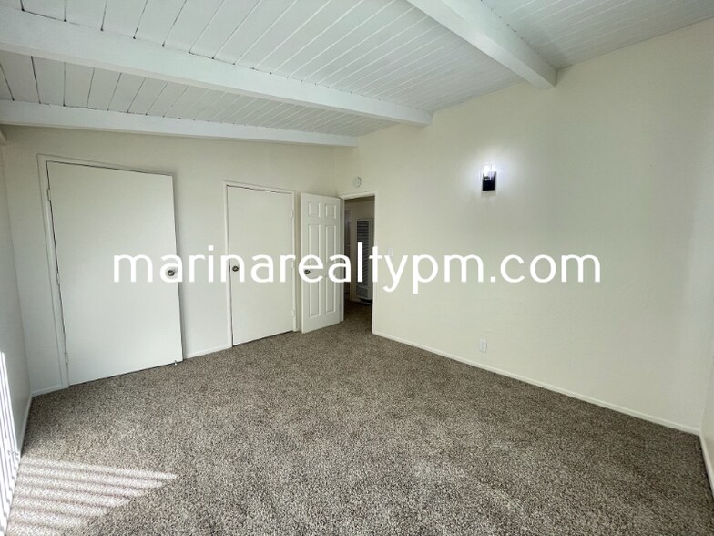 Building Photo - 240 Holly St