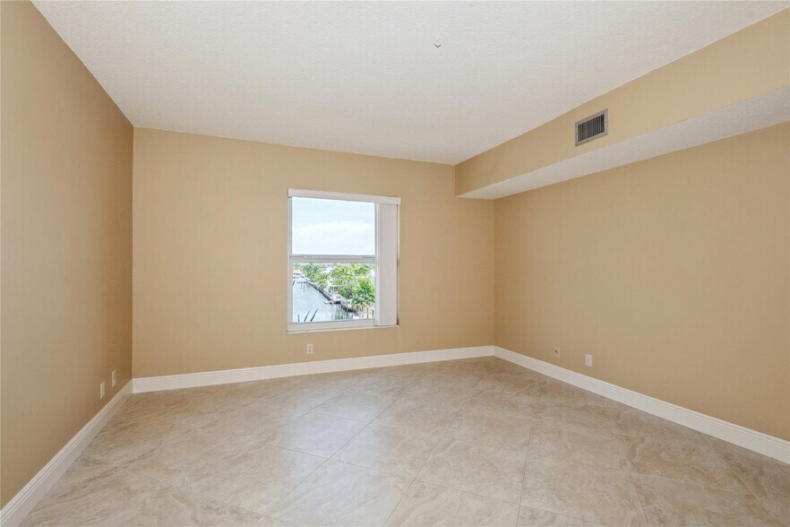 Building Photo - 5100 Bayview Dr