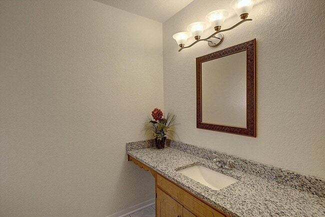 Building Photo - 2202 Saxony Dr