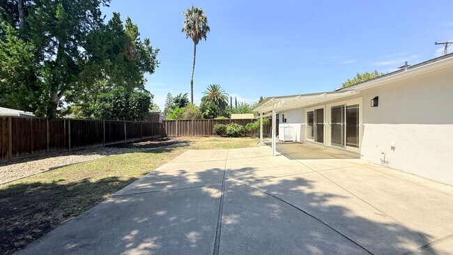 Building Photo - 1771 Lynwood Dr