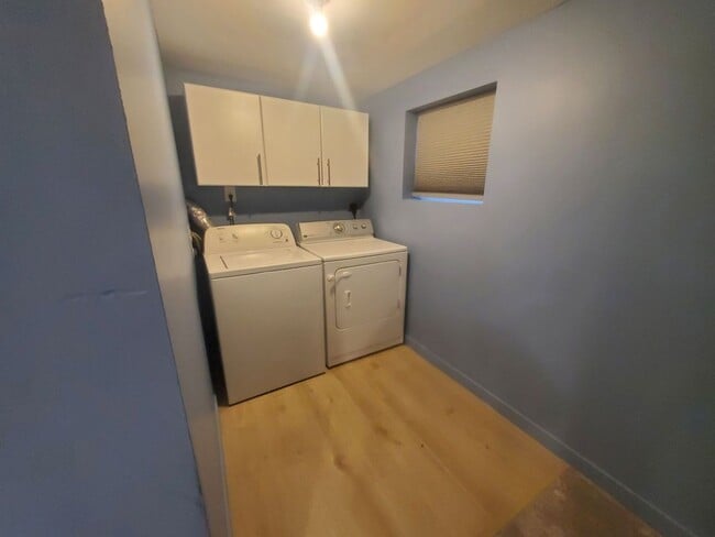 Building Photo - Charming 4 bed, 2 bath, fully fenced, cove...