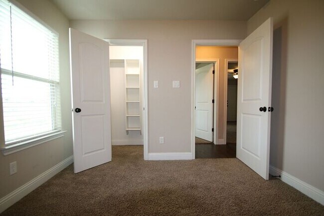 Building Photo - No Water Bill. No Lawn Care. Just Move In. | 3BD/2BA Duplex in Weatherford TX | Ready Now — Act F...