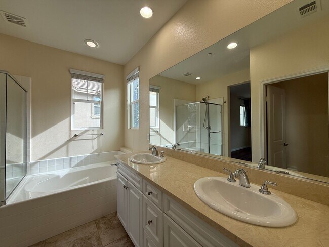 Building Photo - Great 3B/2.5BA House in Gated San Elijo Hills Community!