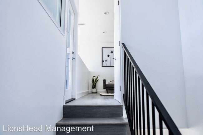 Building Photo - 4557 Rosewood Ave