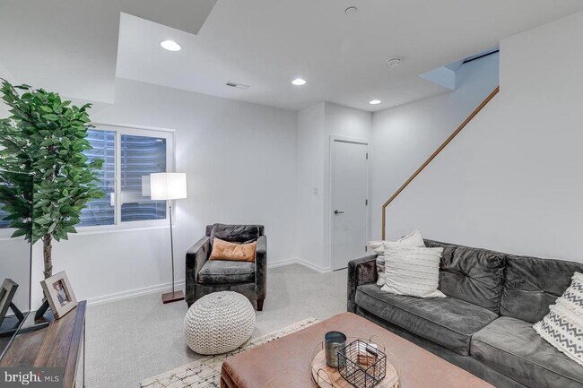 Building Photo - 938 N Leithgow St