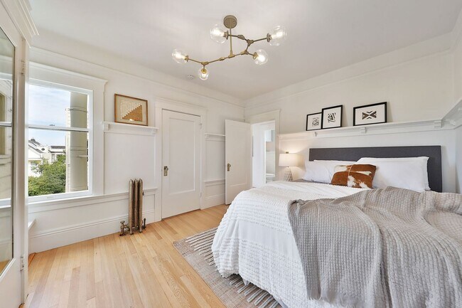 Building Photo - Cole Valley: Bright Top Floor Unfurnished 1 Bed 1 Bath with Garage Parking