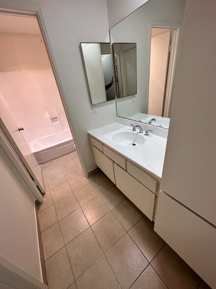 Building Photo - 7040 Haskell Ave