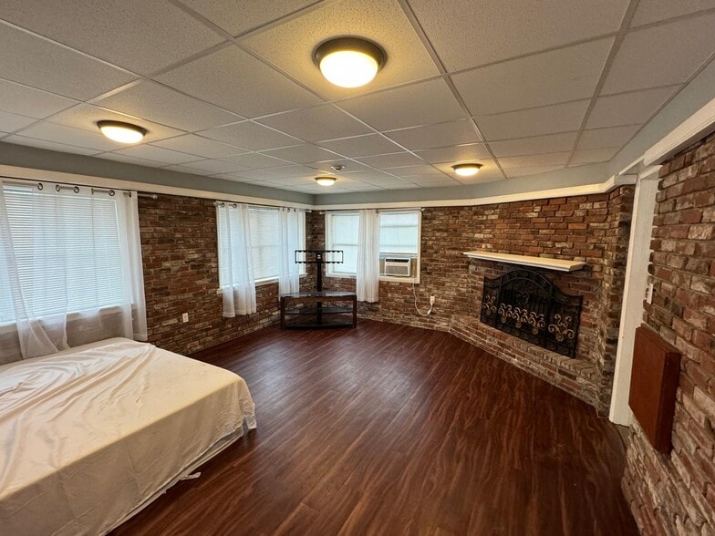 Building Photo - 16502 Spring St