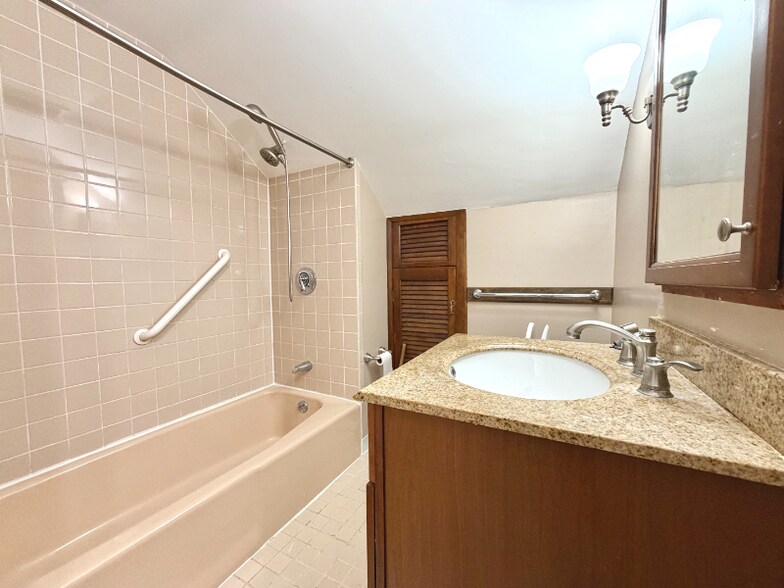 Building Photo - 26-28-28 Howard St