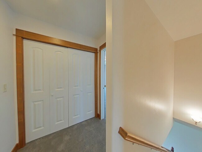 Building Photo - Beautiful 3 bedroom, 2 1/2 bathroom, townhouse with attached garage!