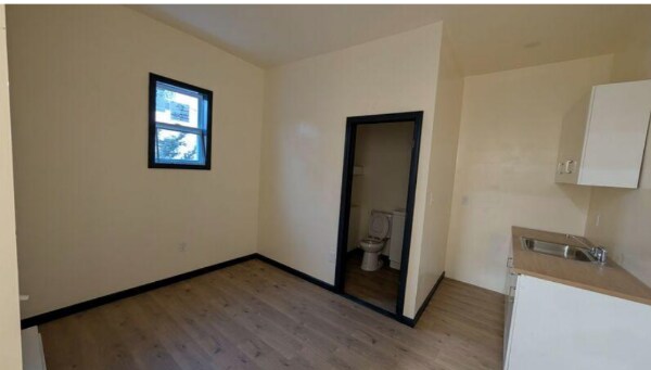 Building Photo - 501 Blatchley Ave