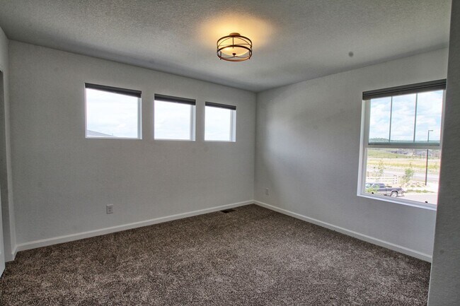 Building Photo - 3 bed 2.5 bath Crystal Valley Ranch home b...