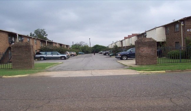 Primary Photo - 400-402 Goldwire Cir SW