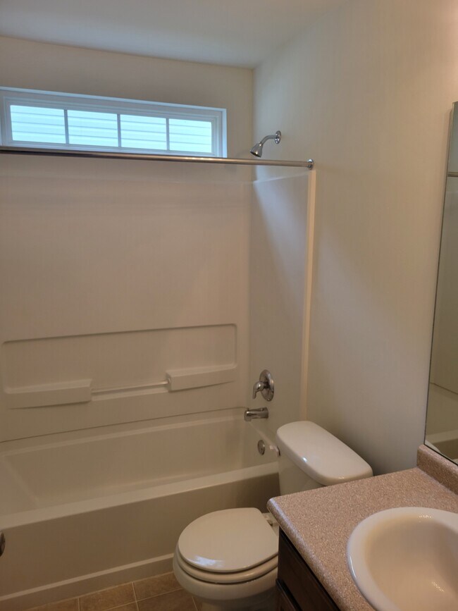 Building Photo - 106 Five Oaks Ct