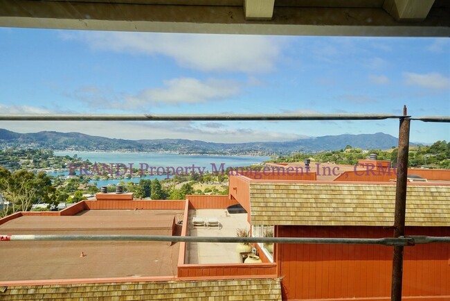 Building Photo - Top Floor, Corner Unit Condo with Panorami...