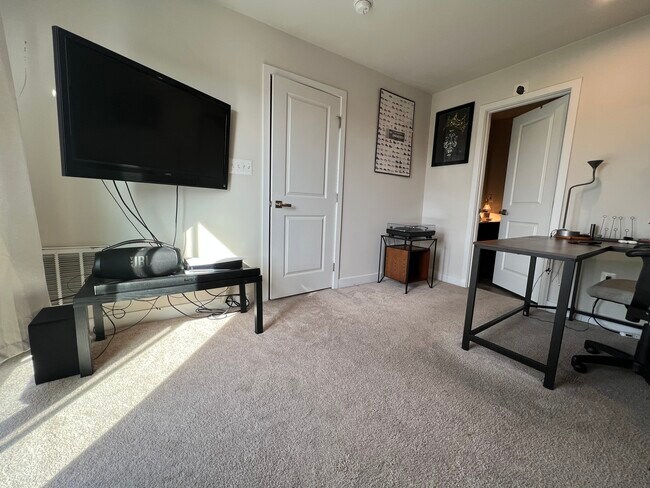 Building Photo - 214 S Newkirk St