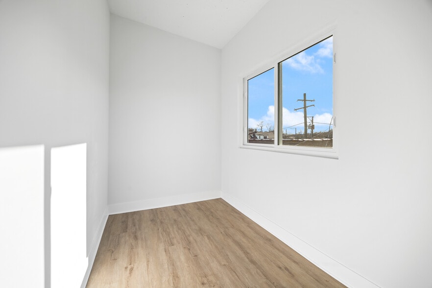 Building Photo - 2741 W Belmont Ave