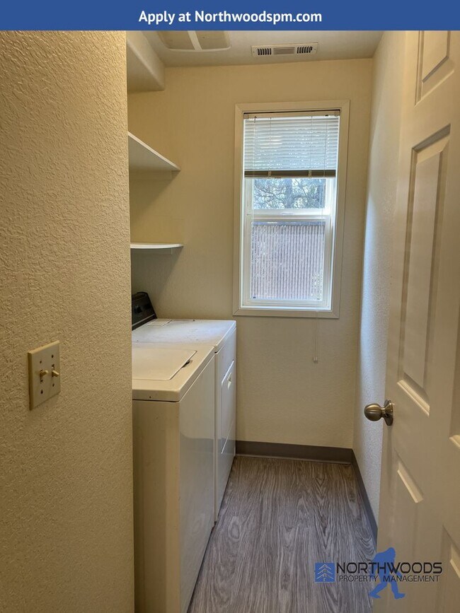 Building Photo - Very Nice 2 Bedroom 1 Bath Condo-Located i...