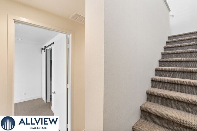 Building Photo - Gorgeous 4 Story Townhome Available in the Highly Desired 17 West Community!