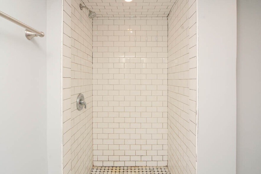 Building Photo - 2970 N Ridgeway Ave