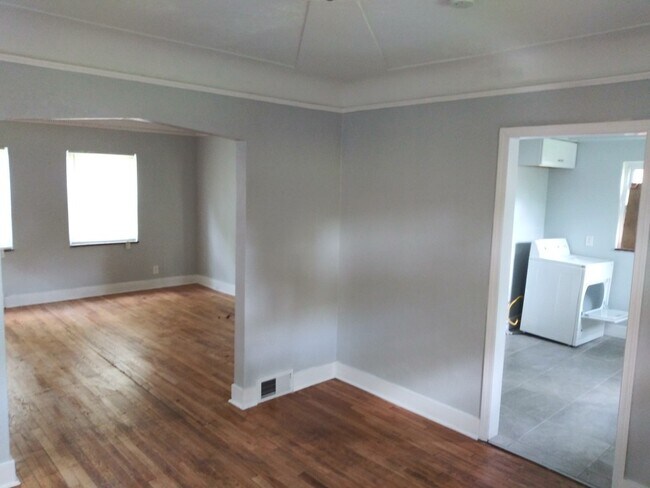 Building Photo - 3 Bed/1 Bath - Single Family Brick Home - Available now!