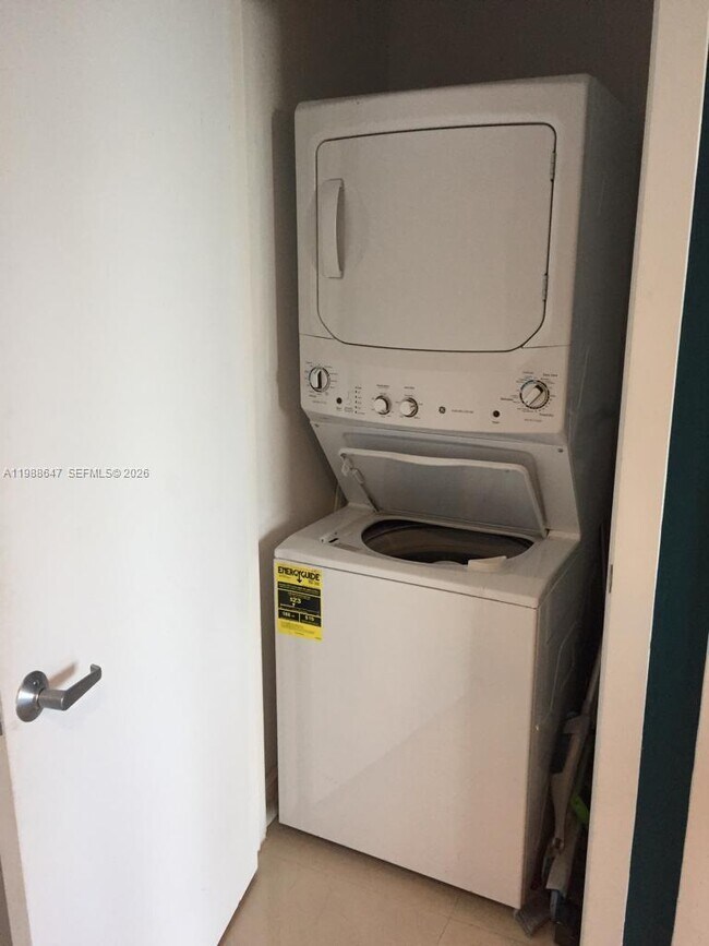 Building Photo - 1060 Brickell Ave