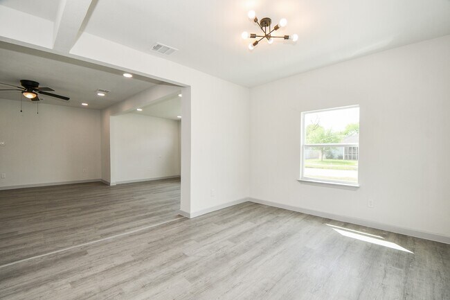 Building Photo - 4507 Kingsbury St
