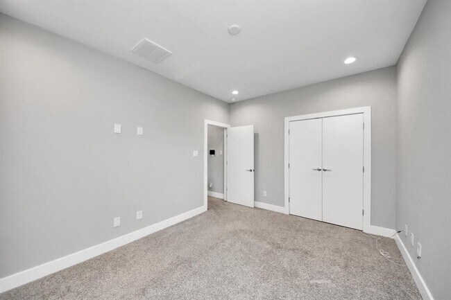 Building Photo - 5510 Rosslyn Rd