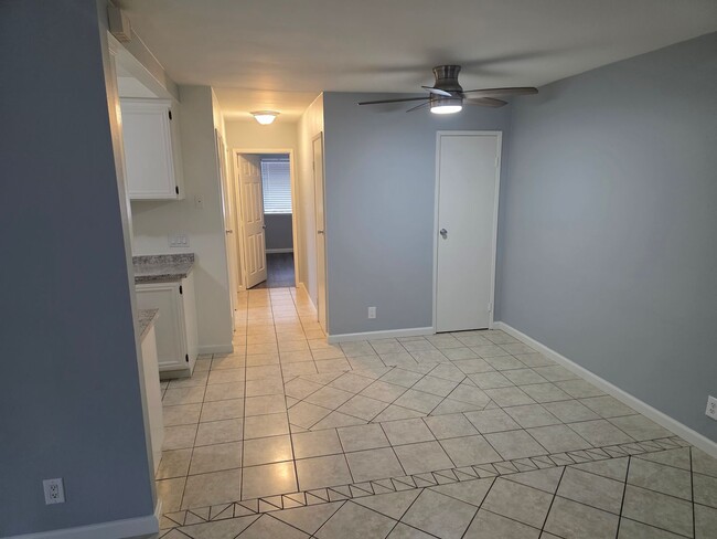 Building Photo - Spacious one level Penthouse