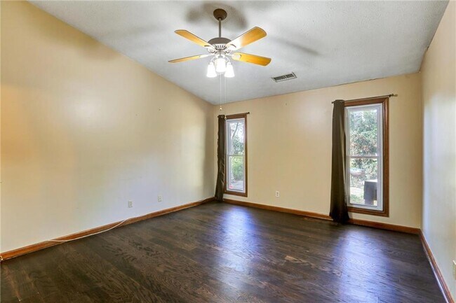 Building Photo - 1262 Bailing Dr