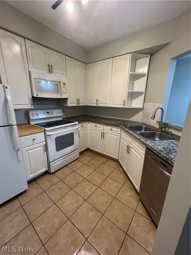 Building Photo - 320 Village Pointe Dr