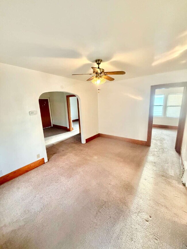 Building Photo - 3 Bedroom with a bonus room, 1 Bath Available!