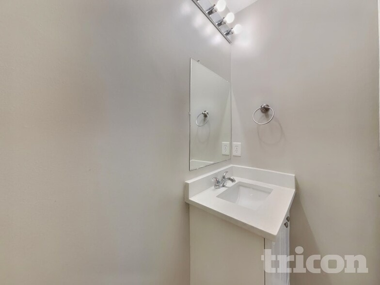 Building Photo - 125 Pinto Dr